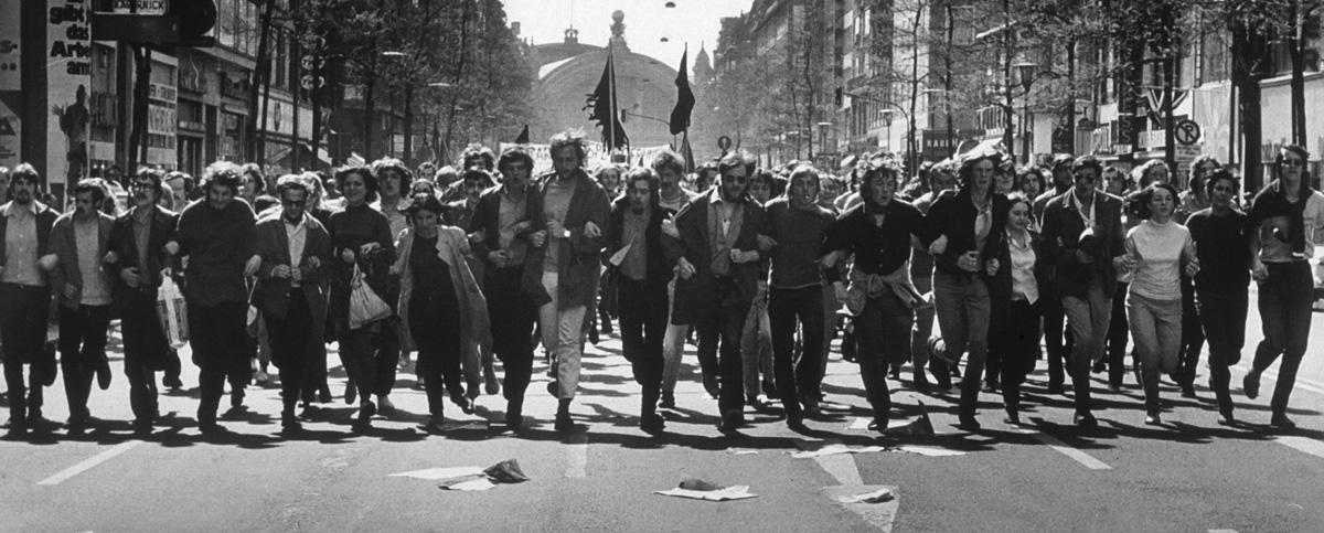 Foto: Demonstration gegen den Vietnamkrieg, Frankfurt am Main, Kaiserstraße 1970 © Barbara Klemm