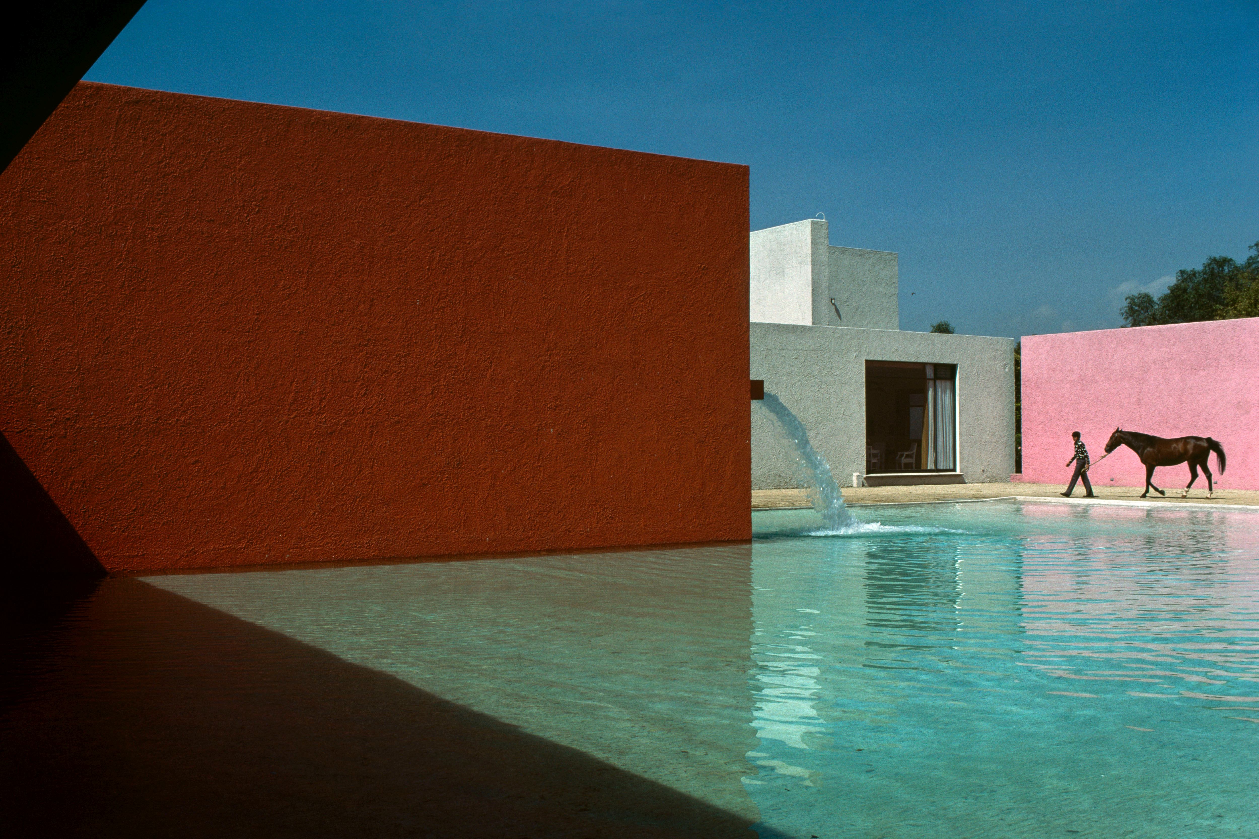 Foto: René Burri, Stable, horse, pool and house, San Cristobal, Mexico City, 1976, © René Burri / Magnum Photos