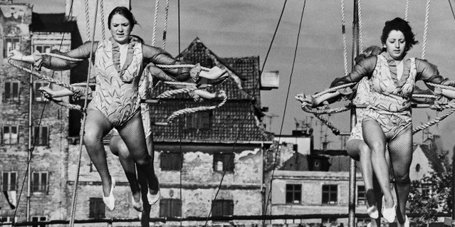 Trapezkünstlerinnen Rostock 1974 (c) Barbara Klemm