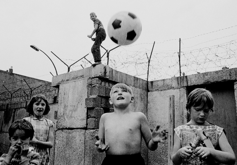 Children playing at the Berlin Wall in Berlin Wedding Berlin Germany 1963Thomas HoepkerMagnum Photos