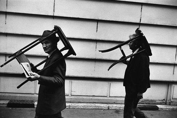 Men walking with tables on their heads, Paris, 1971 © Richard Kalvar / Magnum Photos