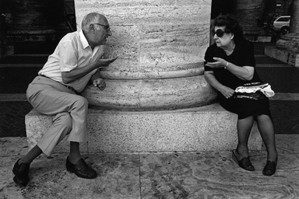 Conversation around a column, St. Peter’s Square, Vatican, 1978 © Richard Kalvar / Magnum Photos