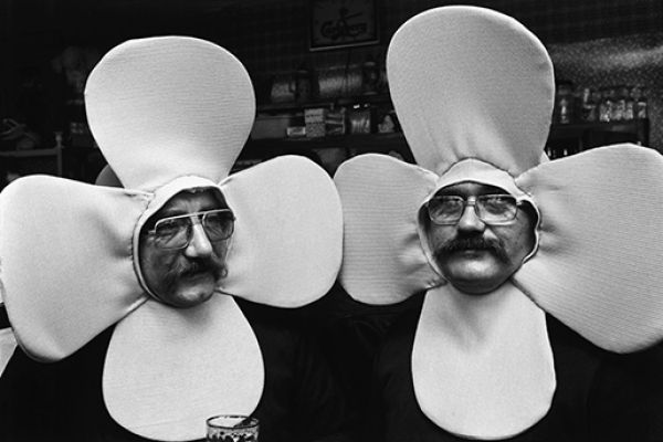 Twin flowers during a carnival, La Louviére, 1979 © Richard Kalvar / Magnum Photos