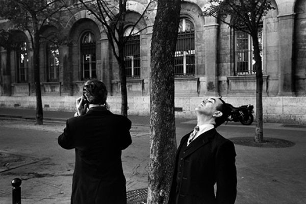 Two men in front of the Hôtel Dieu, near Notre Dame cathedral, Paris, 2000 © Richard Kalvar / Magnum Photos