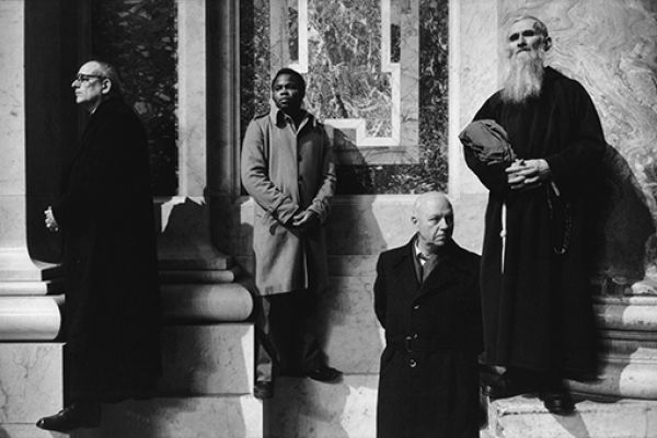 At a consecration of bishops, Saint-Pierre, Rome, 1981 © Richard Kalvar / Magnum Photos