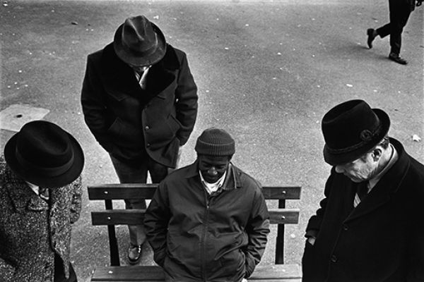 Playing checkers in Washington Square, New York City, 1976 © Richard Kalvar / Magnum Photos