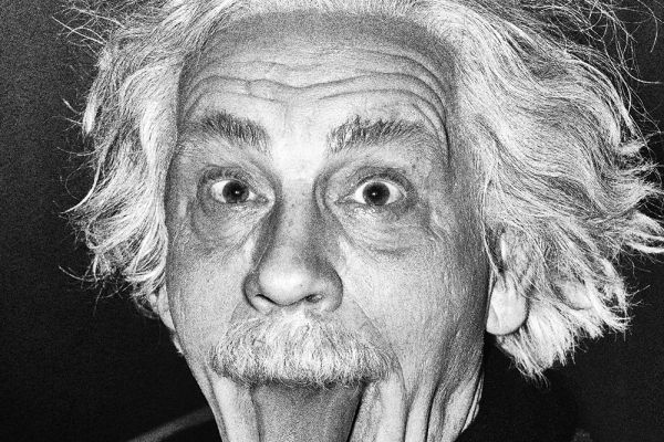 John Malkovich als Albert Einstein seine Zunge herausstreckend (nach Arthur Sasse, 1951) © Sandro Miller, 2014 / Mit freundlicher Genehmigung der Catherine Edelman Gallery, Chicago